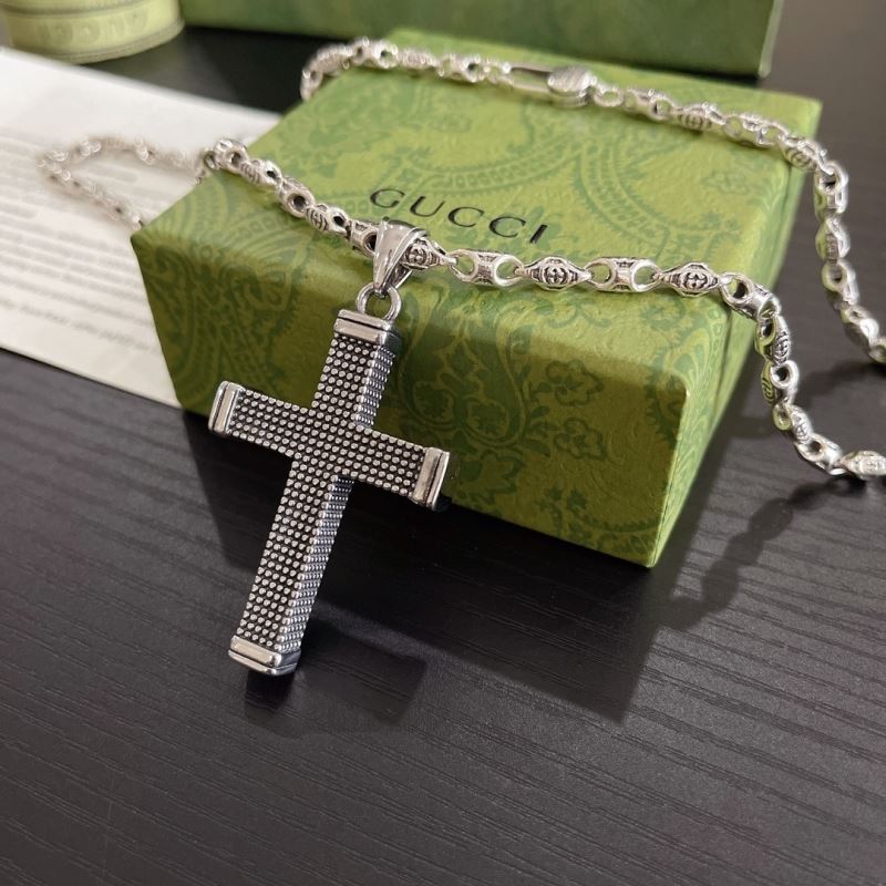 G*u*i necklaces